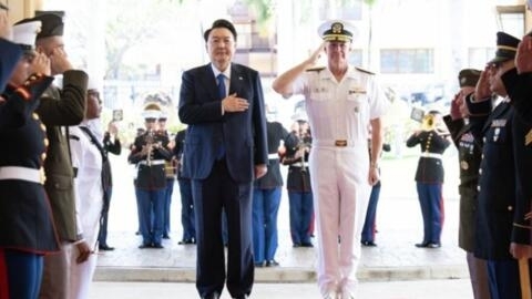 韩国总统尹锡悦与美国印太司令部司令帕帕罗资料图片