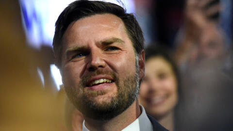 Le candidat républicain à la vice-présidence, J.D. Vance, arrive pour le premier jour de la Convention nationale républicaine, au Fiserv Forum à Milwaukee, Wisconsin, le 15 juillet 2024.