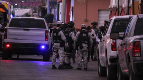 Miembros de la Guardia Nacional y soldados del ejército llegan a la escena del crimen donde Gisela Gaytán, candidata a la alcaldía de Celaya, fue asesinada a tiros durante un mitin de campaña en San Miguel Octopan, Celaya, estado de Guanajuato, México, el 1 de abril de 2024.