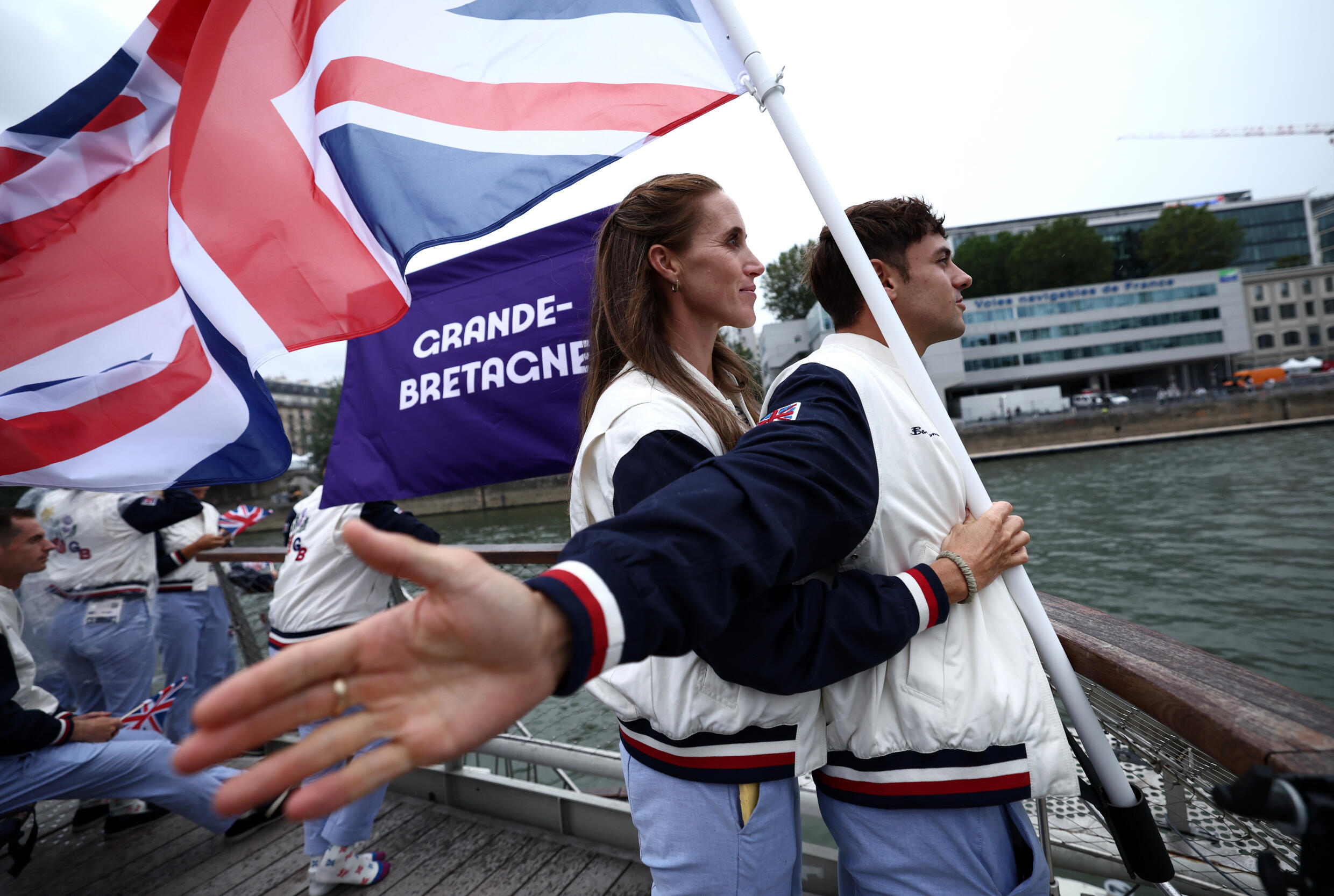 Los abanderados de Gran Bretaña, Tom Daley y Helen Glover recrean una célebre escena de la película Titanic en el desfile de barcos en la ceremonia de inauguración de los Juegos Olímpicos. En el río Sena, en París, el 26 de julio de 2024.