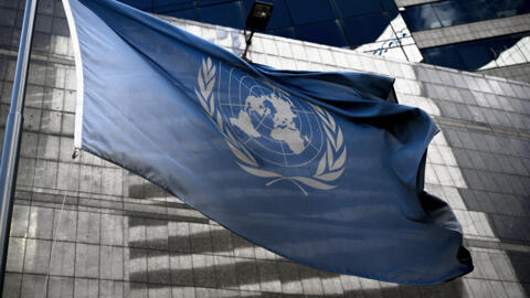 Bandeira da ONU hasteada em frente ao escritório do Alto Comissariado dos Direitos Humanos em Caracas.