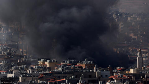 A fumaça toma conta de Dahieh, nos subúrbios ao sul de Beirute, após ataques aéreos israelenses durante a noite. (3 de outubro de 2024)