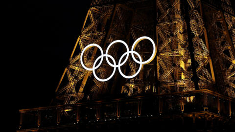 Tháp Eiffel, Paris, Pháp, với vòng tròn biểu tượng của Thế Vận Hội, tối 25/07/2024. 