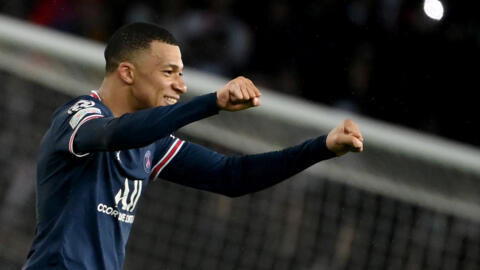 La joie de l'attaquant du Paris Saint-Germain Kylian Mbappé, après son but marqué dans le temps additionnel face au Real Madrid, lors de leur 8e de finale aller de la Ligue des Champions, le 15 février 2022, au Parc des Princes.