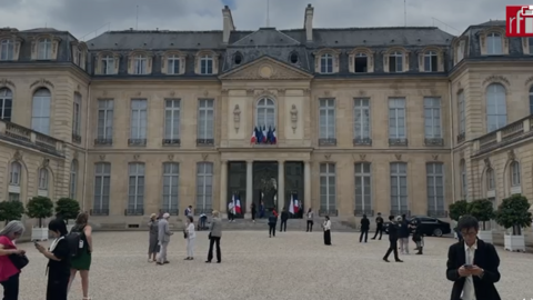 法国总统马克龙7月22日在爱丽舍宫招待报道巴黎奥运会的国际记者。他表示，巴黎奥运会开幕式将是“独一无二”的。