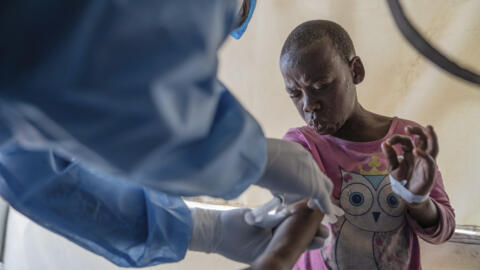 Un personnel de santé prend en charge un patient dans un centre de Munigi, en RDC, le 19 août 2024.