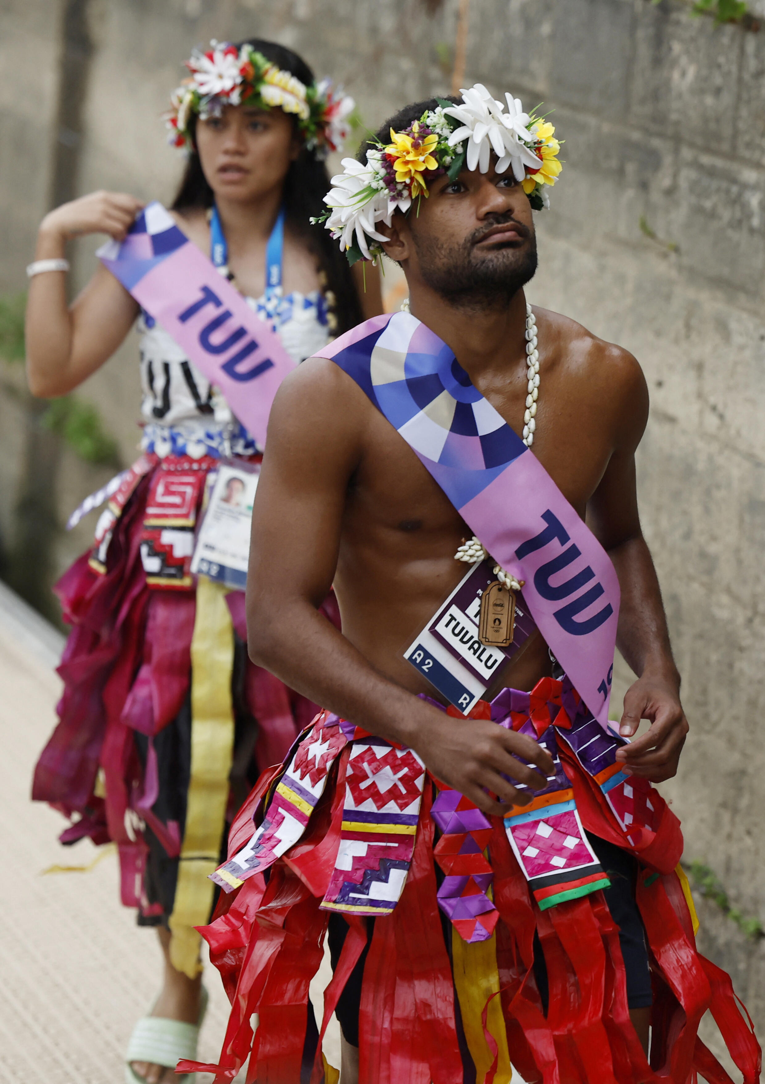 Los representantes de Tuvalu, con el atleta Karalo Maibuca en primer plano, se dirigen al desfile de barcos de la ceremonia de apertura de los Juegos Olímpicos. En París, el 26 de julio de 2024