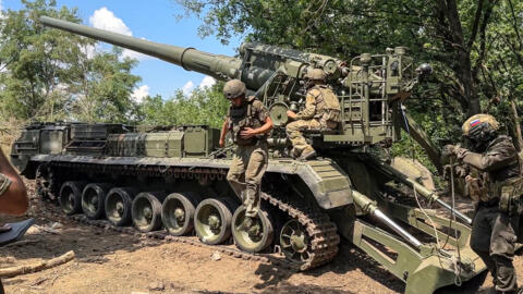 Sur cette photo extraite d'une vidéo publiée par le ministère russe de la Défense le mardi 23 juillet 2024, des soldats russes font fonctionner un canon automoteur 2S7M Malka dans un lieu tenu secret.