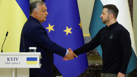 Thủ tướng Hungary Viktor Orban và tổng thống Ukraina Volodymyr Zelensky bắt tay sau khi họp báo chung tại Kiev ngày 02/07/2024.