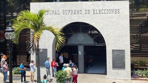 Los costarricenses no muestran mucho entusiasmo por las elecciones. Delante del Tribula Supremo de Elecciones en San José.