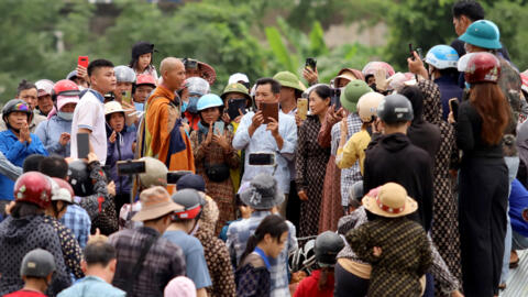 Nhà sư Thích Minh Tuệ (G) được người dân bao quanh thăm hỏi tại Hà Tĩnh ngày 17/05/2024.