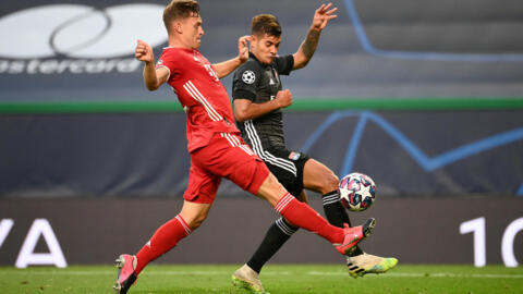 O jogador brasileiro Bruno Guimarães, do Lyon, em disputa de bola com Joshua Kimmich, do Bayern de Munique, na semifinal da Liga dos Campeões, na noite de quarta-feira (19).