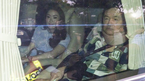 資料圖片：泰國前總理他信-西那瓦2024年2月18日獲得假釋，在女兒陪同下，乘車返回家中。