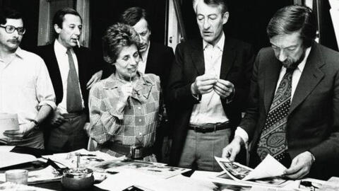 1973 年在《快报》的一次定稿之夜，菲利普·格鲁巴赫 (Philippe Grumbach中右)和法国女作家弗朗索瓦丝·吉鲁 (Françoise Giroud中左)，雨果·内尔 (Hugues Néel)、马克·乌尔曼 (Marc Ullmann)、让-雅克·福斯特 (Jean-Jacques Faust)、和罗杰·戴隆 (Roger Thérond) 一起。