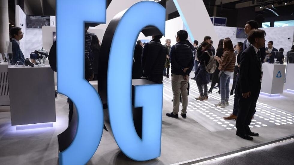 图为巴塞罗那举行的世界移动通信大会（MWC）展位上展示了一个5G标志2019年2月25日。