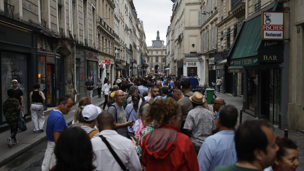 Espectadores hacen fila para acceder hacia una de las tribunas junto al río Sena para ver la ceremonia de apertura de los Juegos Olímpicos. En París, el 26 de julio de 2024.