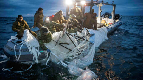今年2月，美军人员在美国南卡罗来纳州海岸打捞出被击落的中国气球残骸。