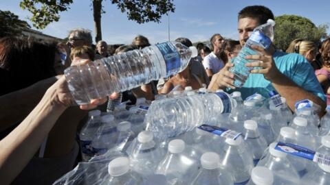 Out of nine water bottles found in French supermarkets, seven of them contain micro plastics, even if only very slightly.