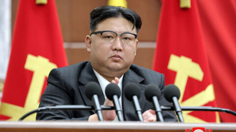 O líder norte-coreano Kim Jong-un declarou a Coreia do Sul como seu "principal inimigo", dissolveu as agências dedicadas à reunificação e ameaçou entrar em guerra por qualquer violação territorial.