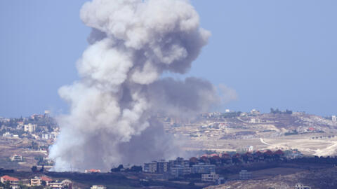 Frappes aériennes israéliennes sur les villages du district de Nabatiyeh, vue depuis la ville méridionale de Marjayoun, au Liban, le lundi 23 septembre 2024.