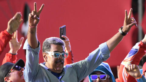 O presidente venezuelano e candidato, Nicolas Maduro, cumprimenta seus eleitores durante comício de encerramento de campanha, em Caracas, em 25 de julho de 2024.