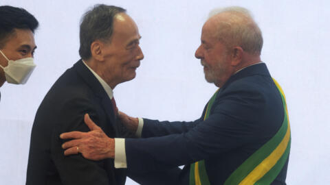 O presidente brasileiro Luiz Inácio Lula da Silva é parabenizado pelo vice-presidente da China Wang Qishan, em Brasília, em 1 de janeiro de 2023. 