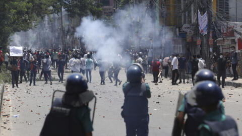 2024年7月18日，孟加拉國大學生反對政府公務員招聘制度的特權條款的抗議活動與警方衝突不斷升級，當日有32人喪生，