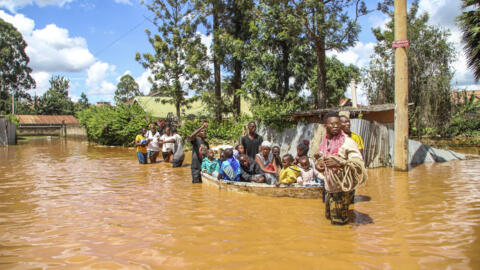 O ciclone Hidaya atinge o litoral do Quênia no momento em que áreas do país ainda sofrem com as chuvas torrenciais que caíram nos últimos dias, provocando inundações.