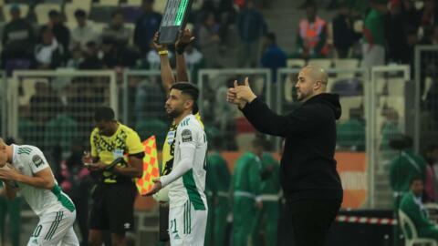 Madjid Bougherra, à droite, le sélectionneur de l'équipe locale de football d'Algérie.