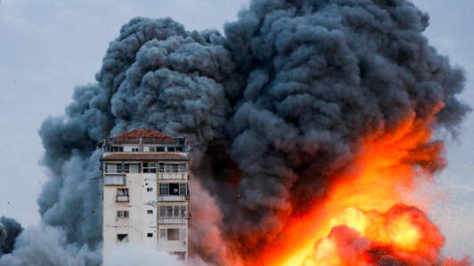 2023 年 10 月 7 日，以色列军队袭击加沙城一座高层建筑后，浓烟滚滚，火光冲天。