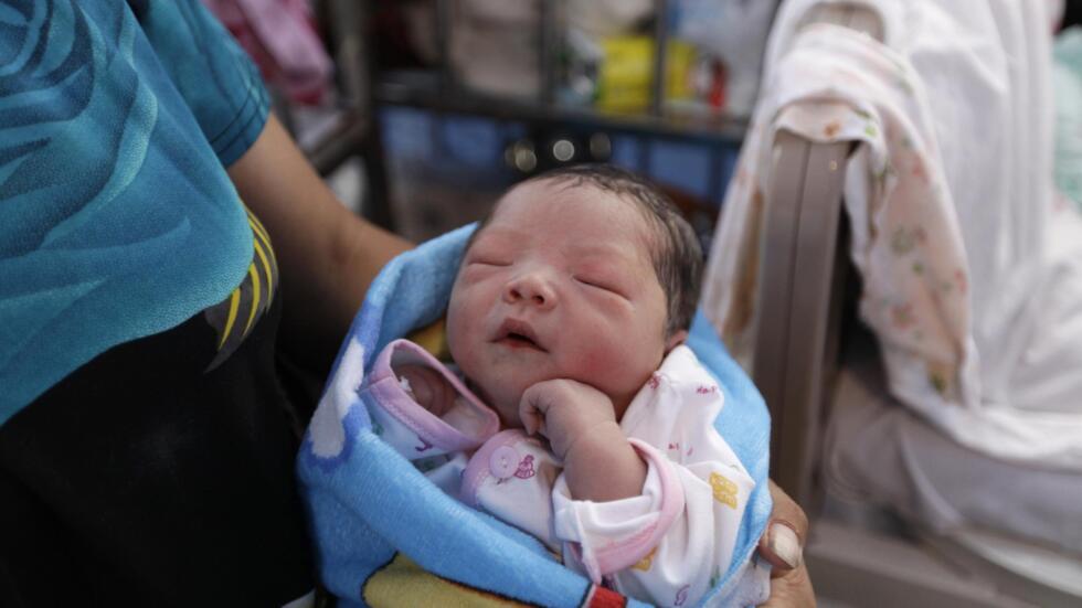 La police chinoise a démantelé plusieurs réseaux de trafic de nouveaux-nés et d'enfants, parmi lesquels certains étaient  hébergés, dans des conditions sordides, dans une morgue désaffectée dans la province du Shandong, dans l’est de la Chine.中国警方捣毁多个新生儿和儿童拐卖网络