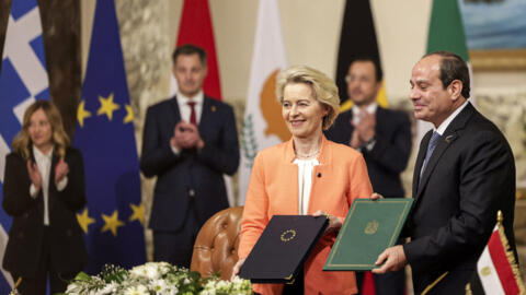 European Commission President Ursula von der Leyen (2nd-R) and Egypt's President Abdel Fattah al-Sisi (R) in Cairo on 17 March 17, 2024. 