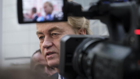 Geert Wilders, líder do Partido pela Liberdade, o PVV, fala com a imprensa em Haia, na Holanda, na quarta-feira, 22 de novembro de 2023. 