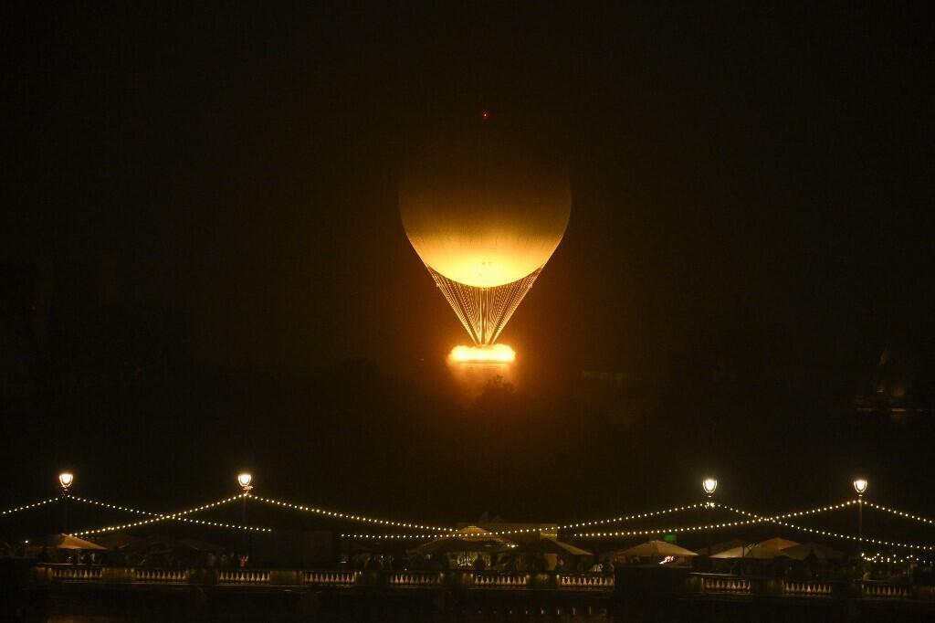 La llama olímpica en los cielos de París.