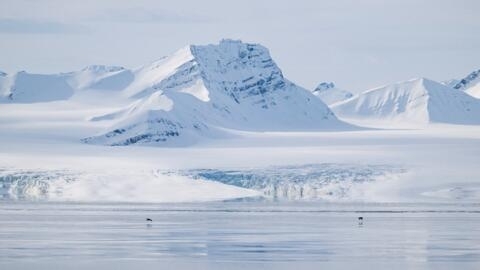2022年5月3日拍摄的资料照片:挪威北部斯瓦尔巴群岛伊斯峡湾西北侧博雷布克塔湾的南森布林冰川景色。