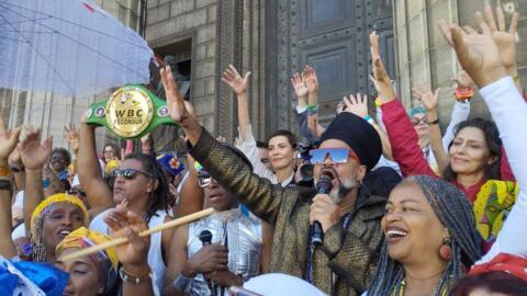 Carlinhos Brown ao lado do idealizador do evento, Robertinho (à direita), durante a lavagem da escadaria da Igreja Madeleine, em Paris.