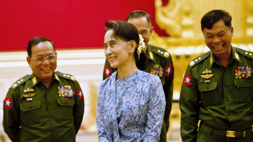 Bà Aung San Suu Kyi, với các dân biểu Quân Đội Miến Điện, tháng 3/2016.