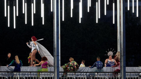 La drag queen Nicky Doll défile sur la Passerelle Debilly, lors de la cérémonie d'ouverture des Jeux olympiques de Paris, le 27 juillet 2024.