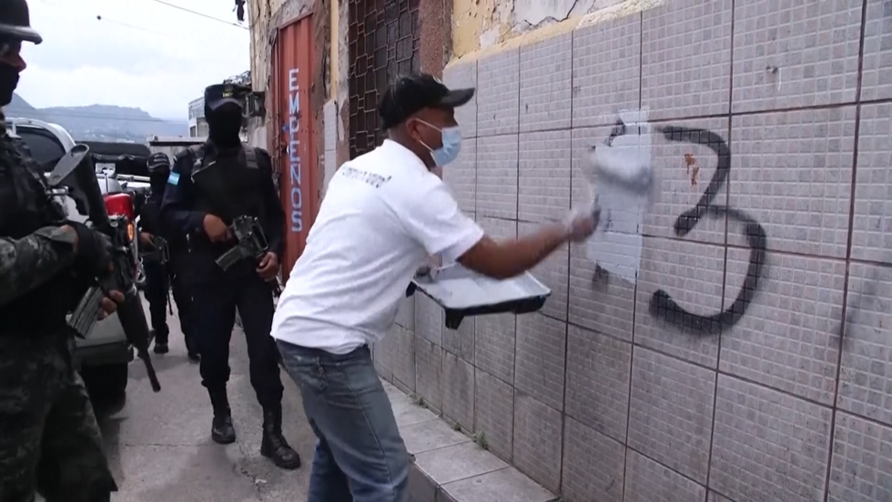 У Гондурасі ув’язнені члени банд зафарбовують власні ж графіті