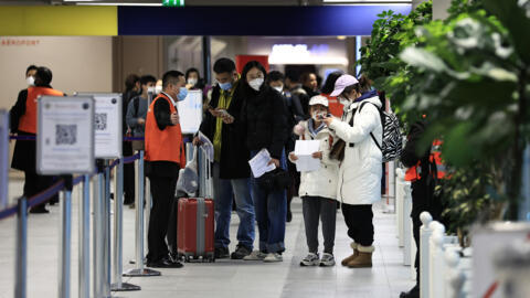 Hành khách từ Trung Quốc chờ đợi trước khu vực xét nghiệm Covid của phi trường Roissy Charles de Gaulle, phía bắc Paris ngày 01/01/2023.