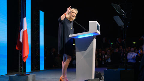 A presidente do grupo parlamentar de extrema-direita francês Reunião Nacional (RN), Marine Le Pen, discursa durante uma reunião de campanha para as eleições parlamentares da União Europeia (UE), em Perpignan, no sul da França, em 1º de maio de 2024. (Foto de Ed JONES / AFP)