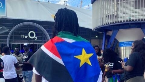 Un supporter du Soudan du Sud devant l'O2 Arena.