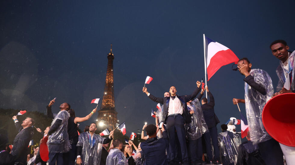 Atletas da delegação francesa durante cerimônia de abertura dos Jogos Olímpicos.
