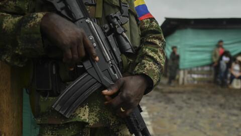 Um disidente das FARC-EP faz a segurança de uma reunião de comunidades locais em San Vicente del Caguán, no departamento de Caquetá, na Colômbia, em 16 de abril de 2023.