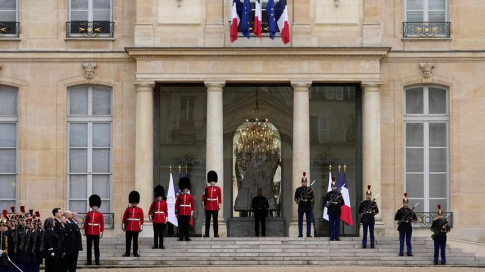 Cette cérémonie entend célébrer les 120 ans de l'Entente cordiale entre la France et le Royaume-Uni le 8 avril 2024.