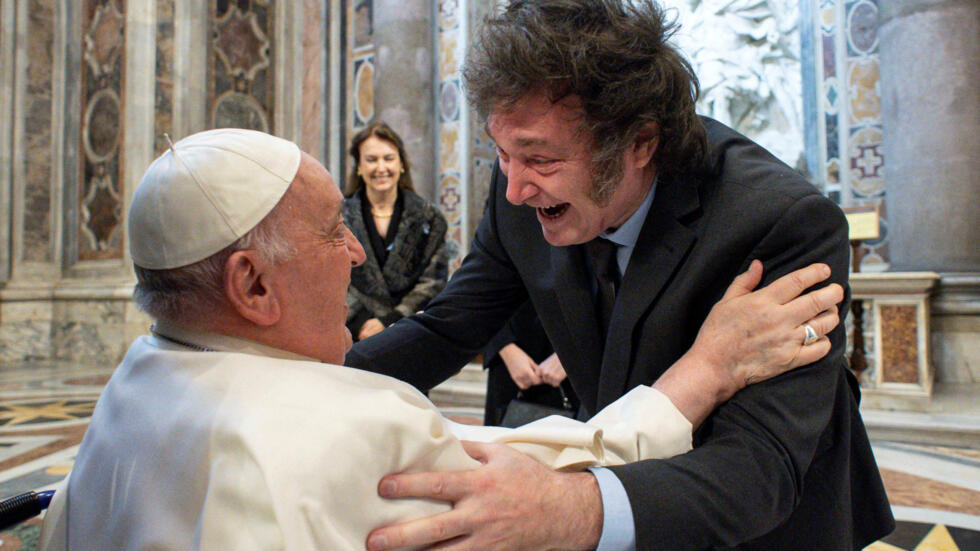  2024 年 2 月 11 日在梵蒂冈圣彼得大教堂，阿根廷总统哈维尔·米莱与教皇方济各热情拥抱。
