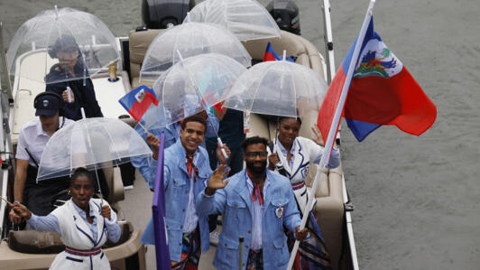 Les athlètes haïtiens lors du défilé flottant sur la Seine lors de la cérémonie d'ouverture des Jeux olympiques de Paris.