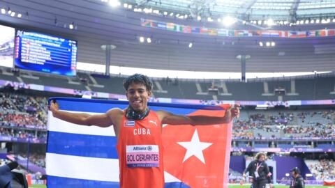 El atleta cubano celebra en el Estadio de Francia su título de bicampeón paralímpicos en salto largo.