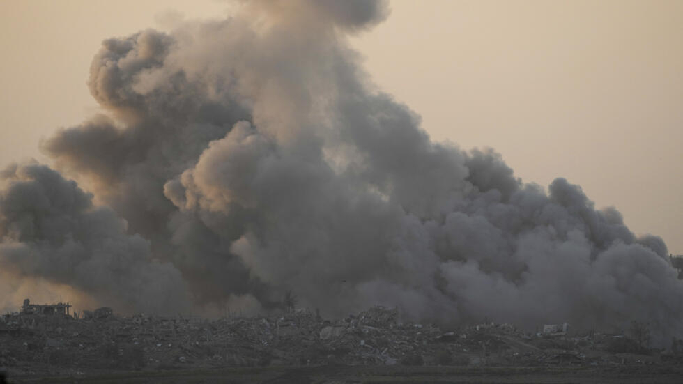 2023 年 12 月 2 日星期六，从以色列南部可以看到的以色列轰炸加沙地带后升起的浓烟。