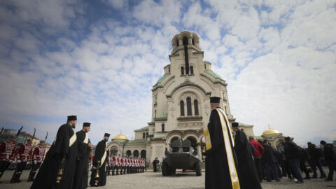 Почесна варта і православне духовенство біля собору Олександра Невського у Софії, 16 березня 2024